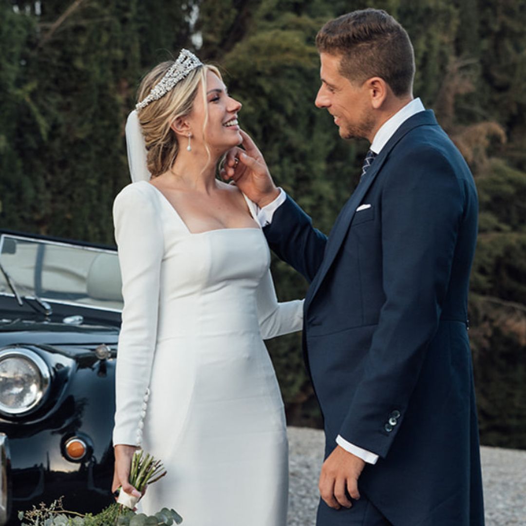 Laura, la novia del vestido minimalista y la gran cola que cambió Melilla por Málaga