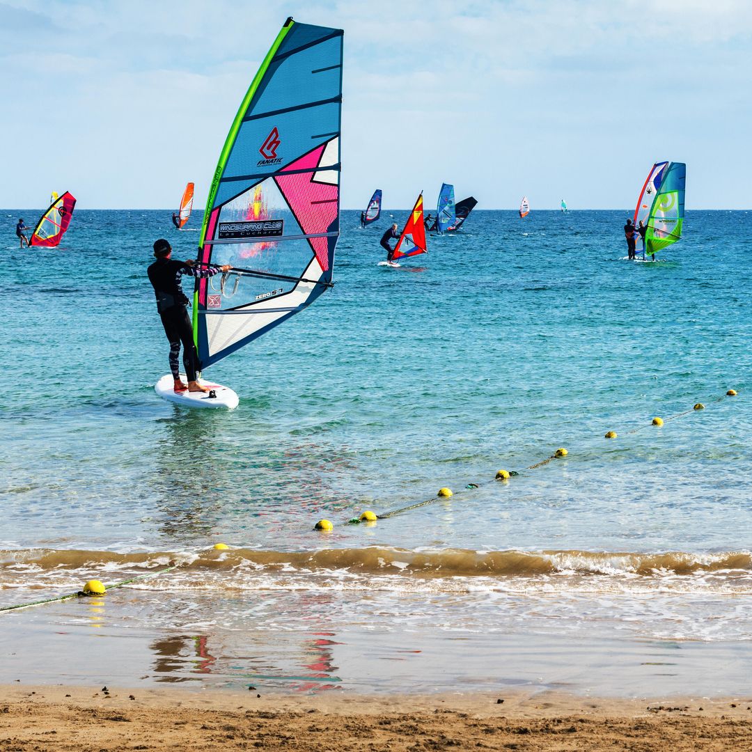 Windsurfistas en la playa de Las Cucharas de Costa Teguise, Lanzarote