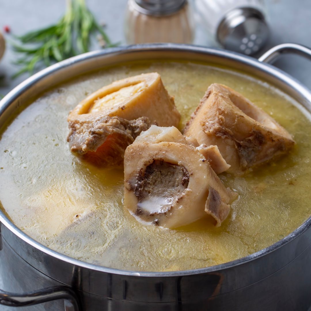 Cómo hacer en casa el caldo de huesos que se ha puesto de moda: una receta fácil y sabrosa