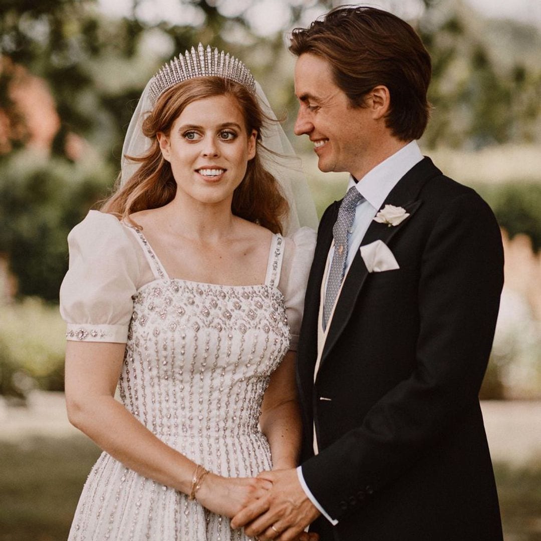 La boda sorpresa de Beatriz de York hace 5 años: un vestido de Isabel II y una tiara que antes fue un collar de la reina Victoria