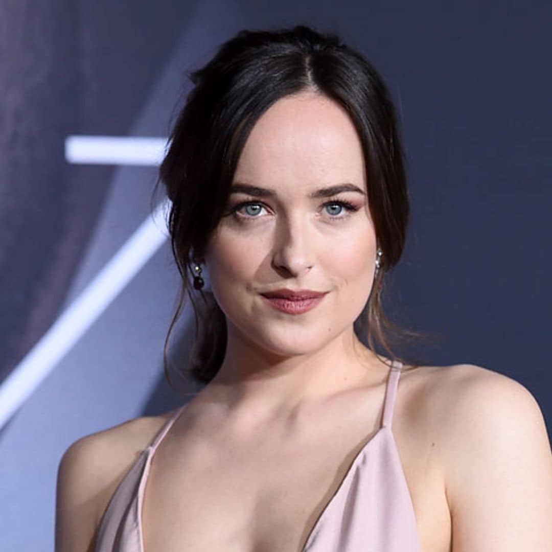 Dakota Johnson habla sin tapujos del cuerpazo de Chris Hemsworth con el que acaba de trabajar