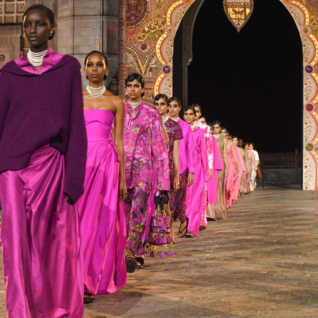 Dior nos lleva a Bombay con su folclórico homenaje de color y pedrería