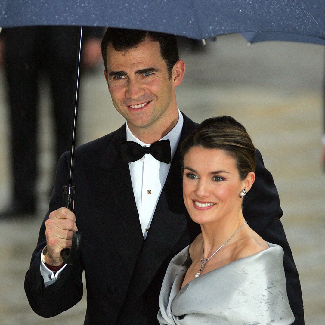 El vestido 'Cenicienta' de doña Letizia y otros looks vistos en su preboda hace 21 años 