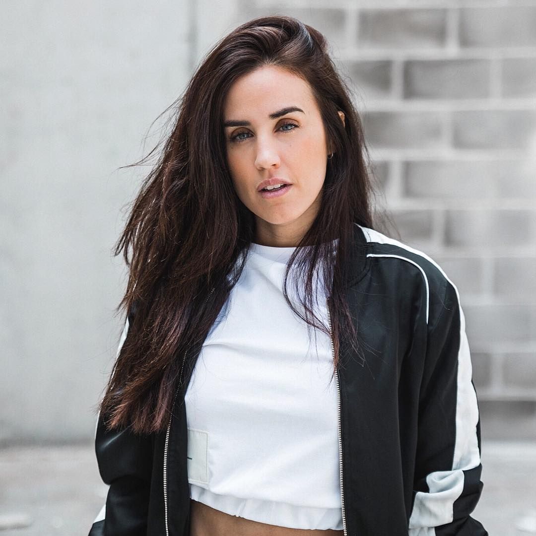 Patry Jordan, entrenadora: 'Con tu propio peso puedes hacer ejercicios muy potentes, y si tienes calor, mete la camiseta en la nevera antes'