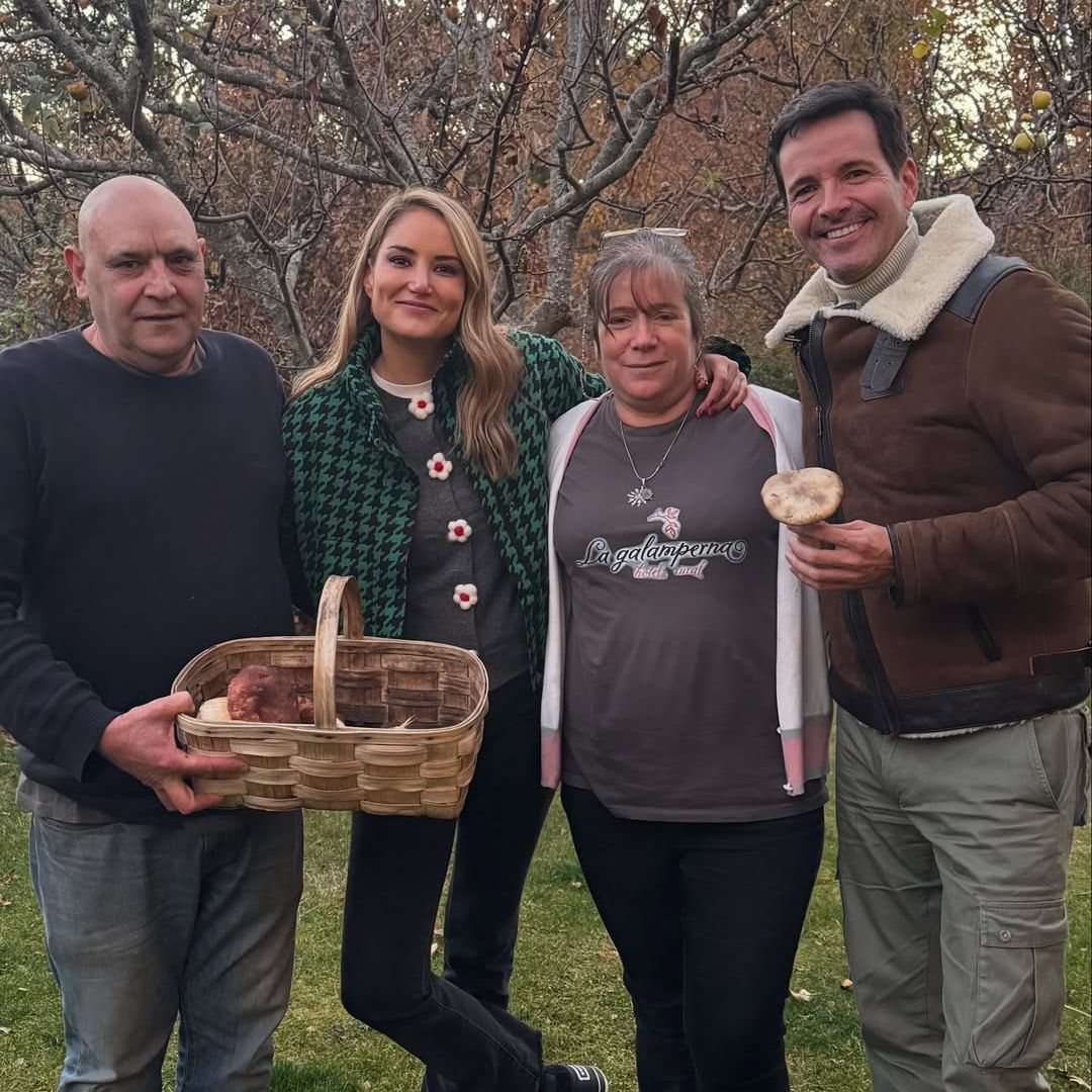 Alba Carrillo y Juan Pablo Carpintero, periodista de Aquí en la Tierra junto a Jesús y Montse, del hotel y restaurante La Galamperna, en Nava del Barco, Ávila