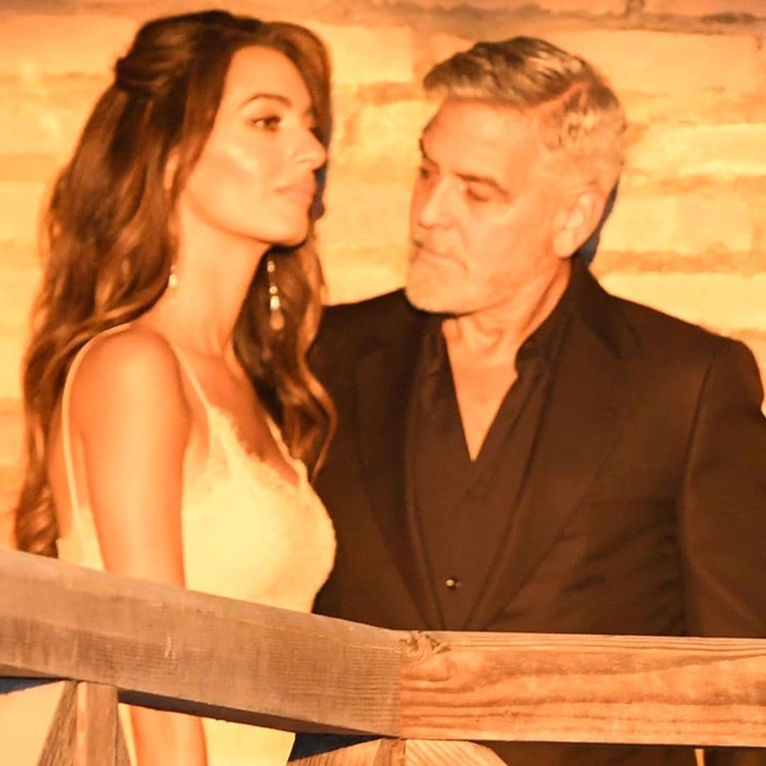 Amal Clooney triunfa en Venecia ante la mirada enamorada de George Clooney