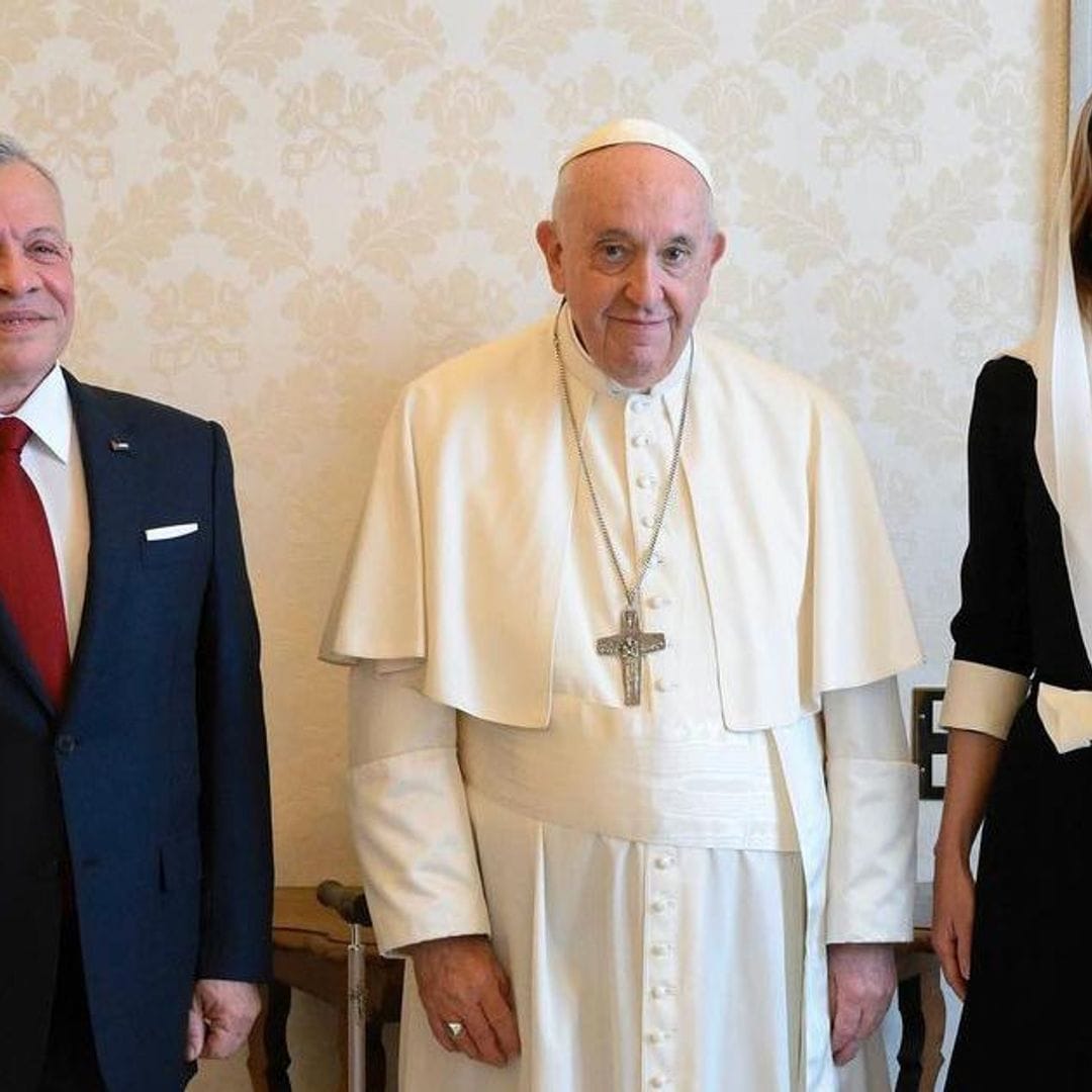 Rania de Jordania cumple con el riguroso protocolo durante su visita al Papa Francisco