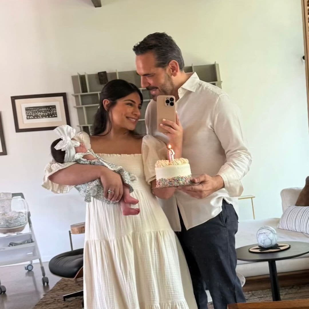 Ana Brenda Contreras celebra el primer mes de su hija Aria con un posado familiar