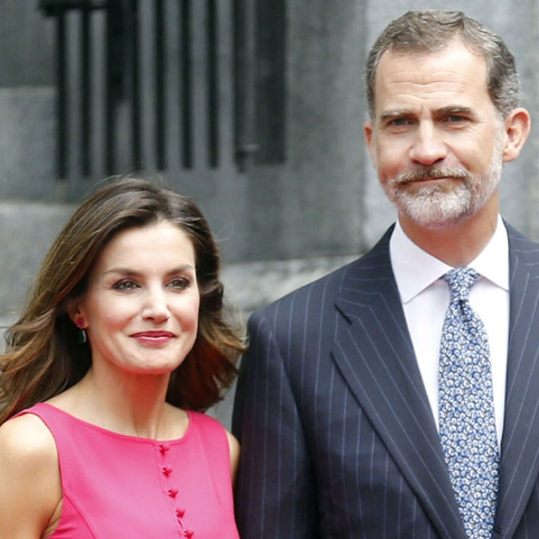 En color rosa y efecto estilizador, el impactante estreno de la Reina en Nueva Orleans