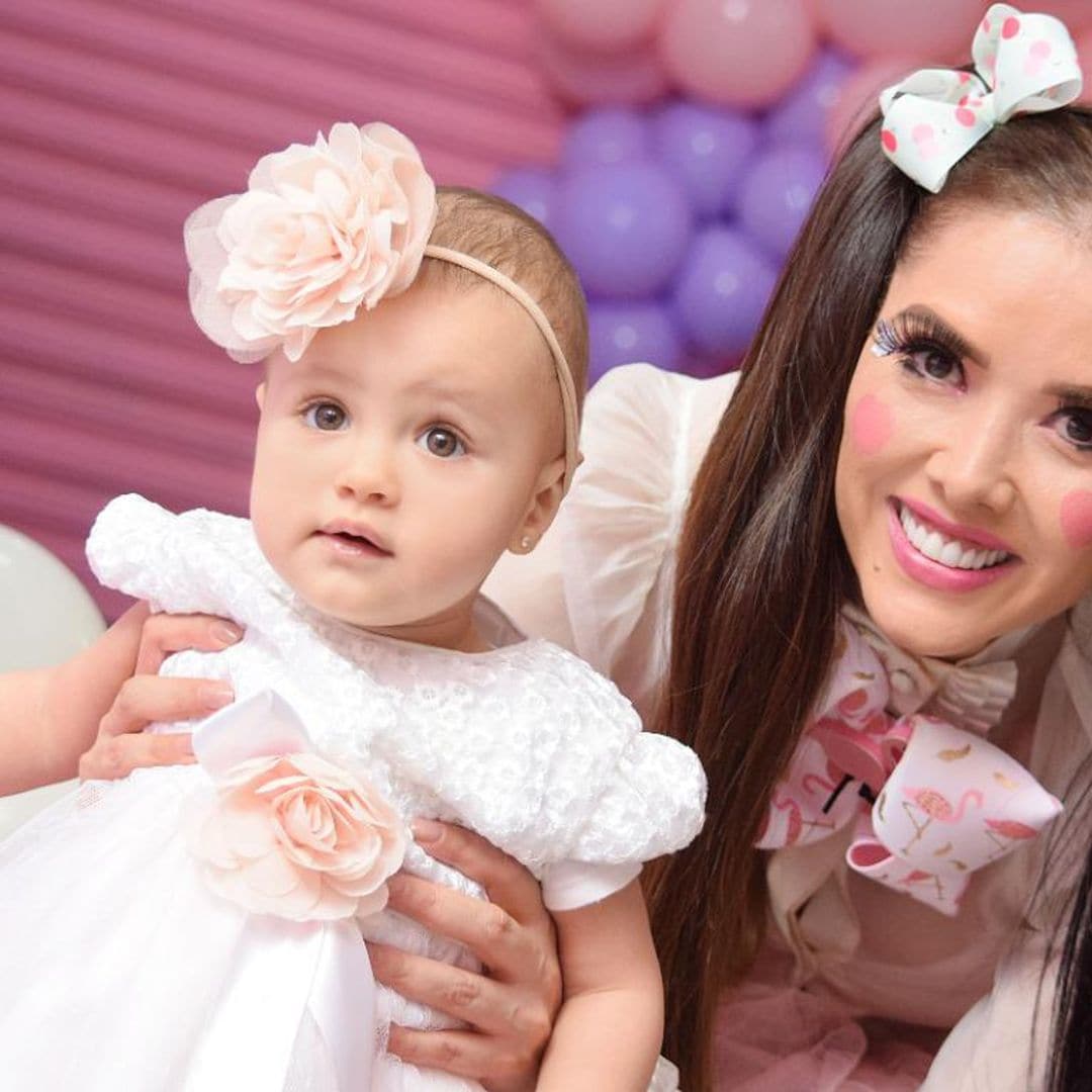 Marlene Favela se convierte en muñeca para celebrar el primer cumpleaños de su hija, Bella