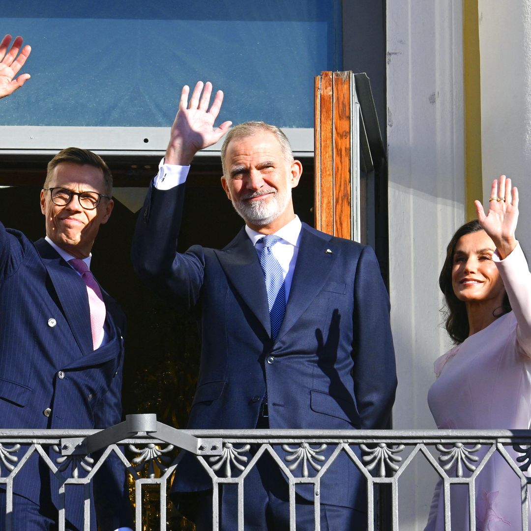 Los reyes Felipe y Letizia, recibidos en Helsinki por Alexander Stubb y su esposa: la bienvenida en el imponente Palacio Presidencial