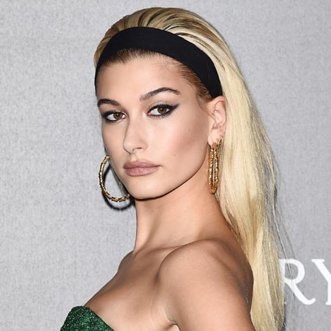 Hailey Baldwin tiene el peinado del otoño si llevas escote 'strapless'