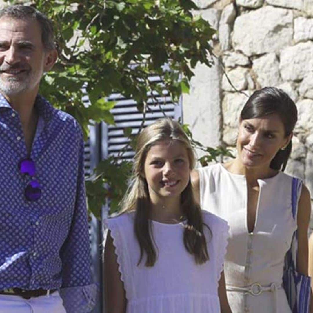 La familia real española se coordina en azul y blanco para sus vacaciones