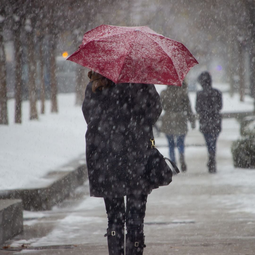 La AEMET lanza un aviso especial por nevadas en cotas bajas y la DGT pide extremar la precaución en carretera