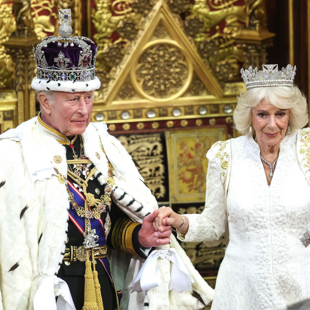 Carlos III y Camilla protagonizan la apertura del Parlamento británico con una corona de 1.000 diamantes, armiños y la histórica tradición que 'retiene' a un político