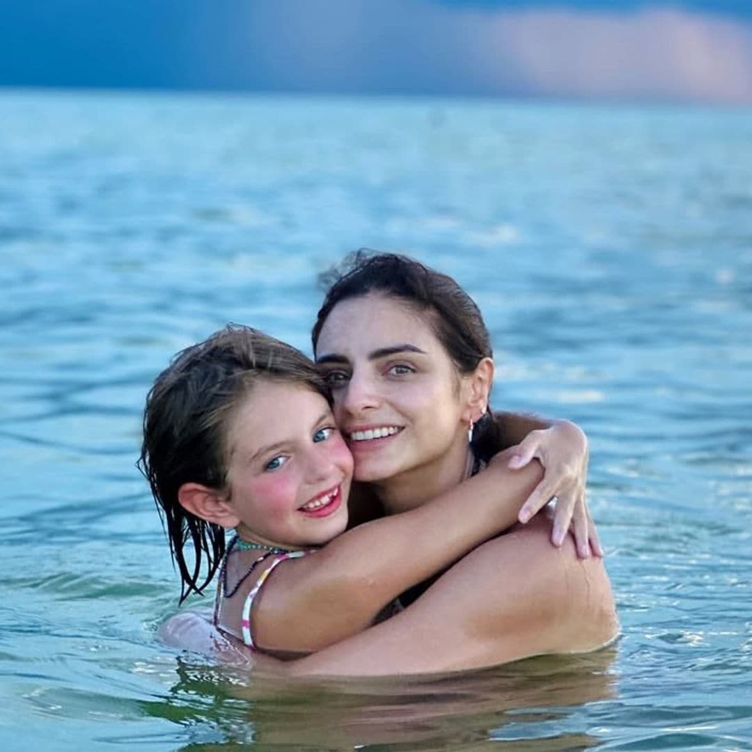 Aislinn Derbez y Kailani disfrutan de unas vacaciones en su lugar feliz, la playa