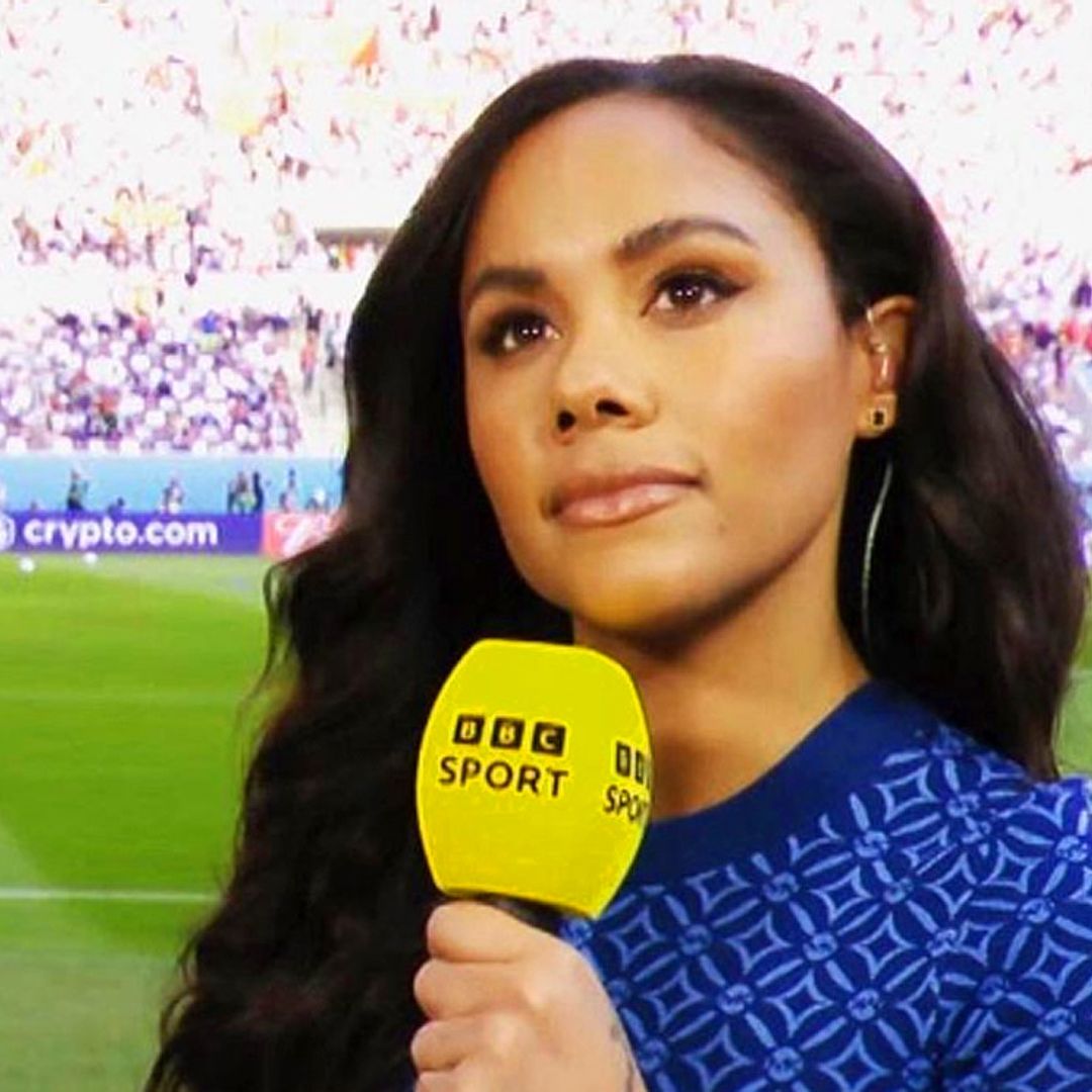 Así es Alex Scott, la reportera que desafía las normas de Qatar