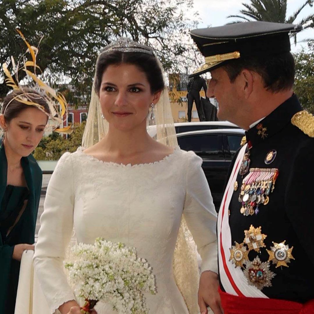 Mercedes Olazábal y Solís, una novia elegante con tiara y manto de encaje 'vintage' en su gran boda con Claudio García de Alvear Fernández