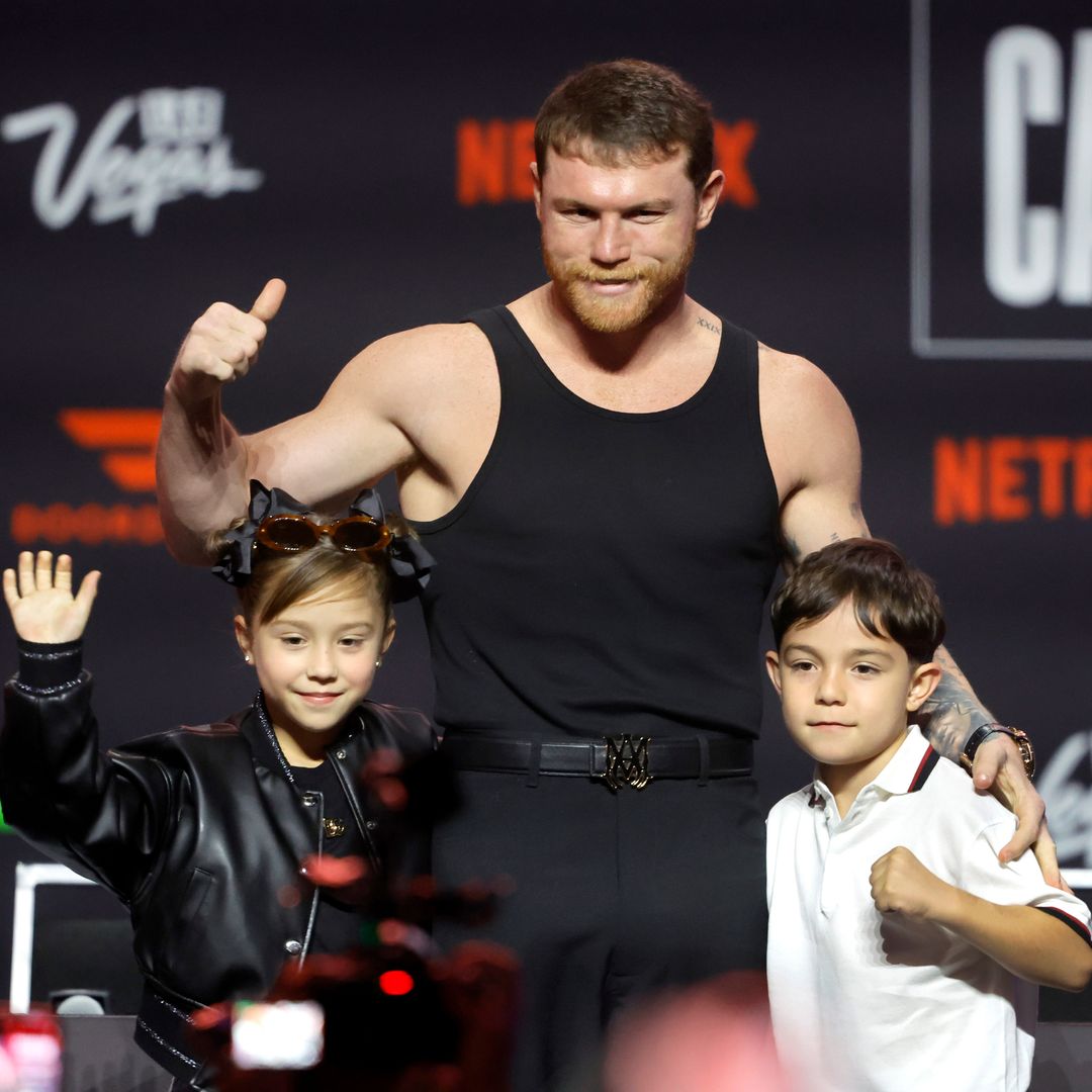 Maria Fernanda y Saúl Adiel, los hijos menores de 'Canelo' Álvarez, posan con su nueva hermanita en brazos