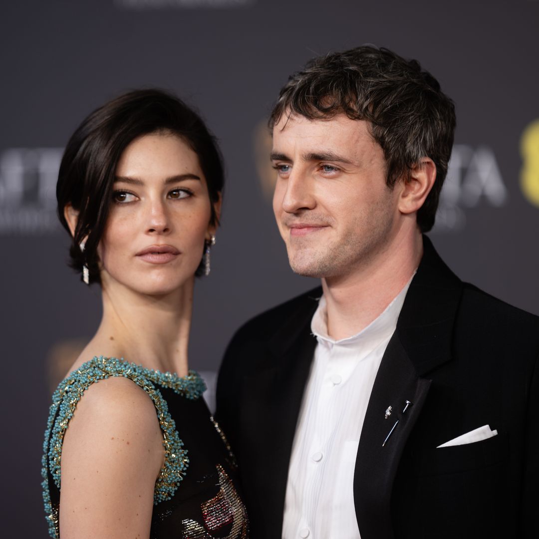 Gracie Abrams y Paul Mescal derrochan estilo en su debut en la alfombra roja