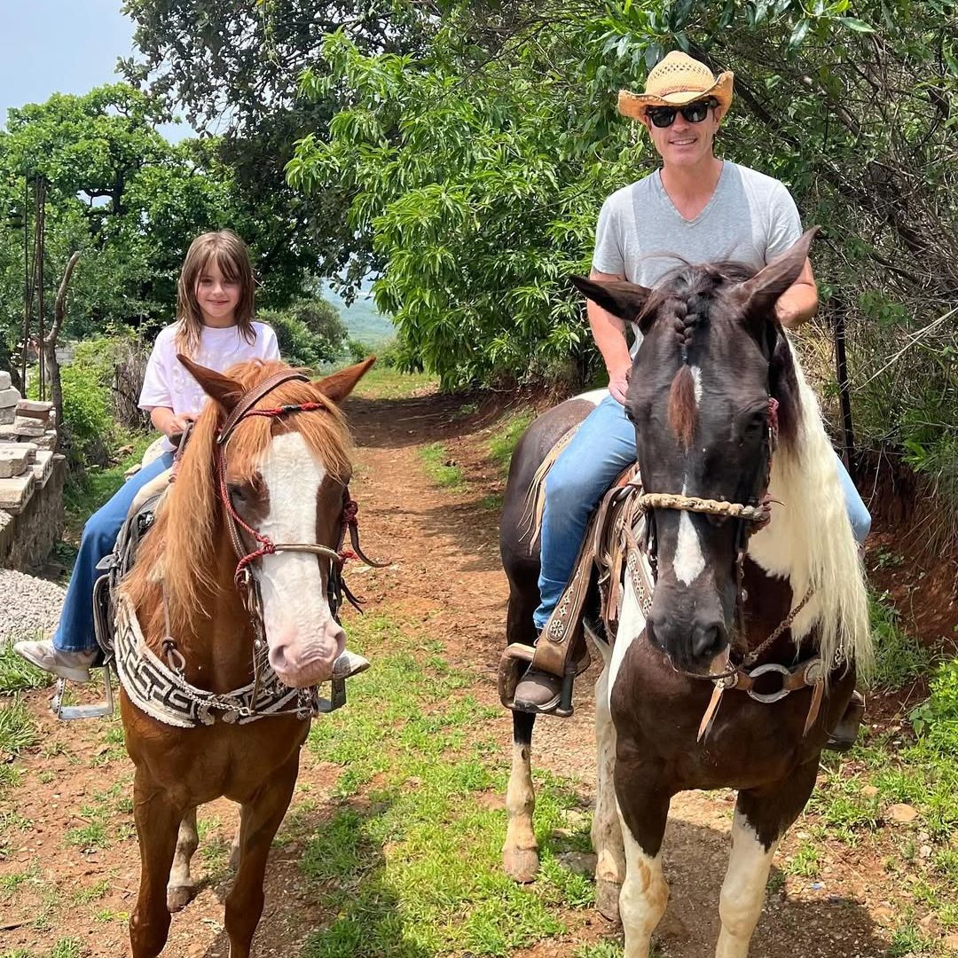 Mauricio Ochmann y su hija Kailani, los más divertidos en un paseo a caballo por el bosque