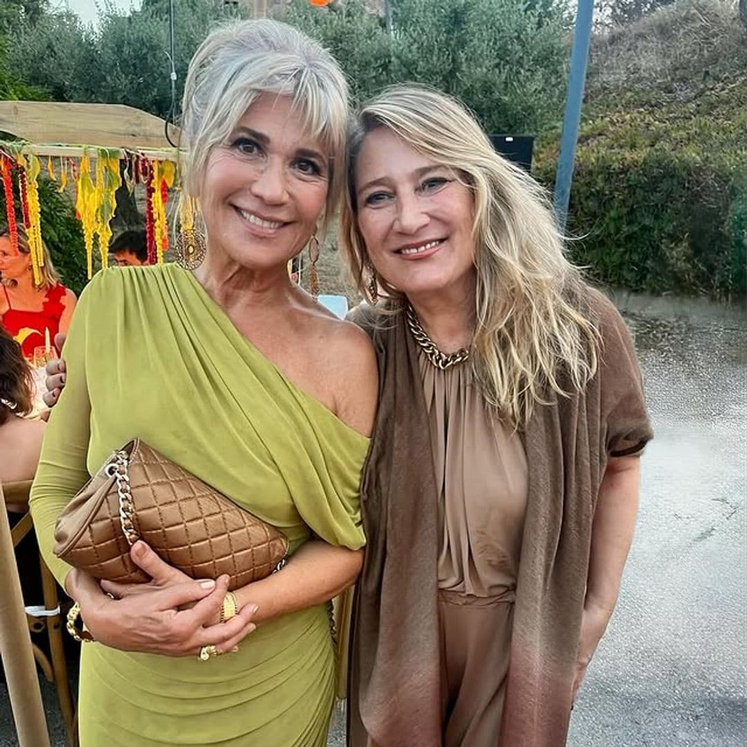 Julia Otero, una orgullosa madre de la novia con un vestido drapeado que realza la figura