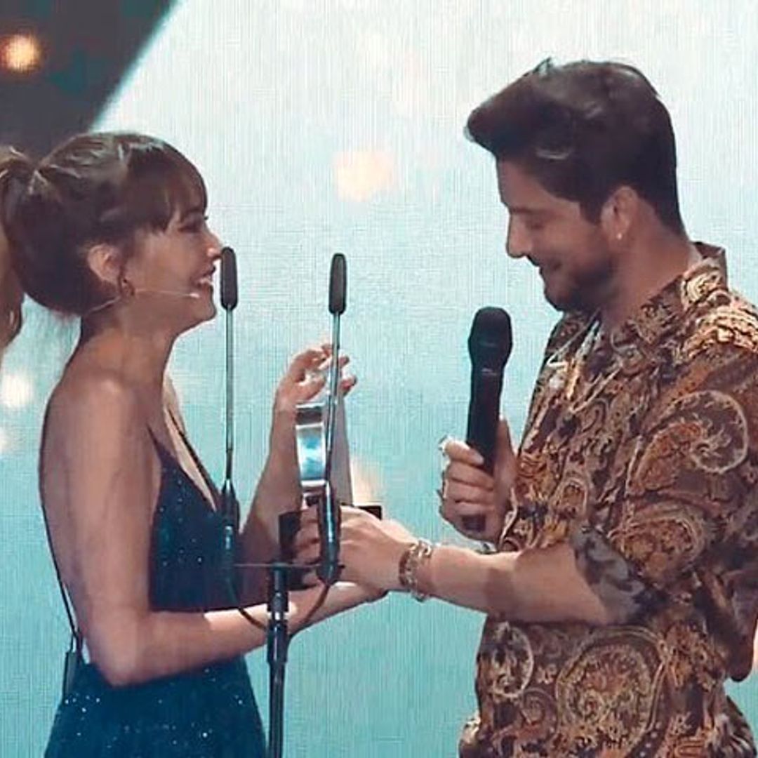 Aitana se queda compuesta y sin Manuel Carrasco: el momento más divertido de los Premios Cadena Dial