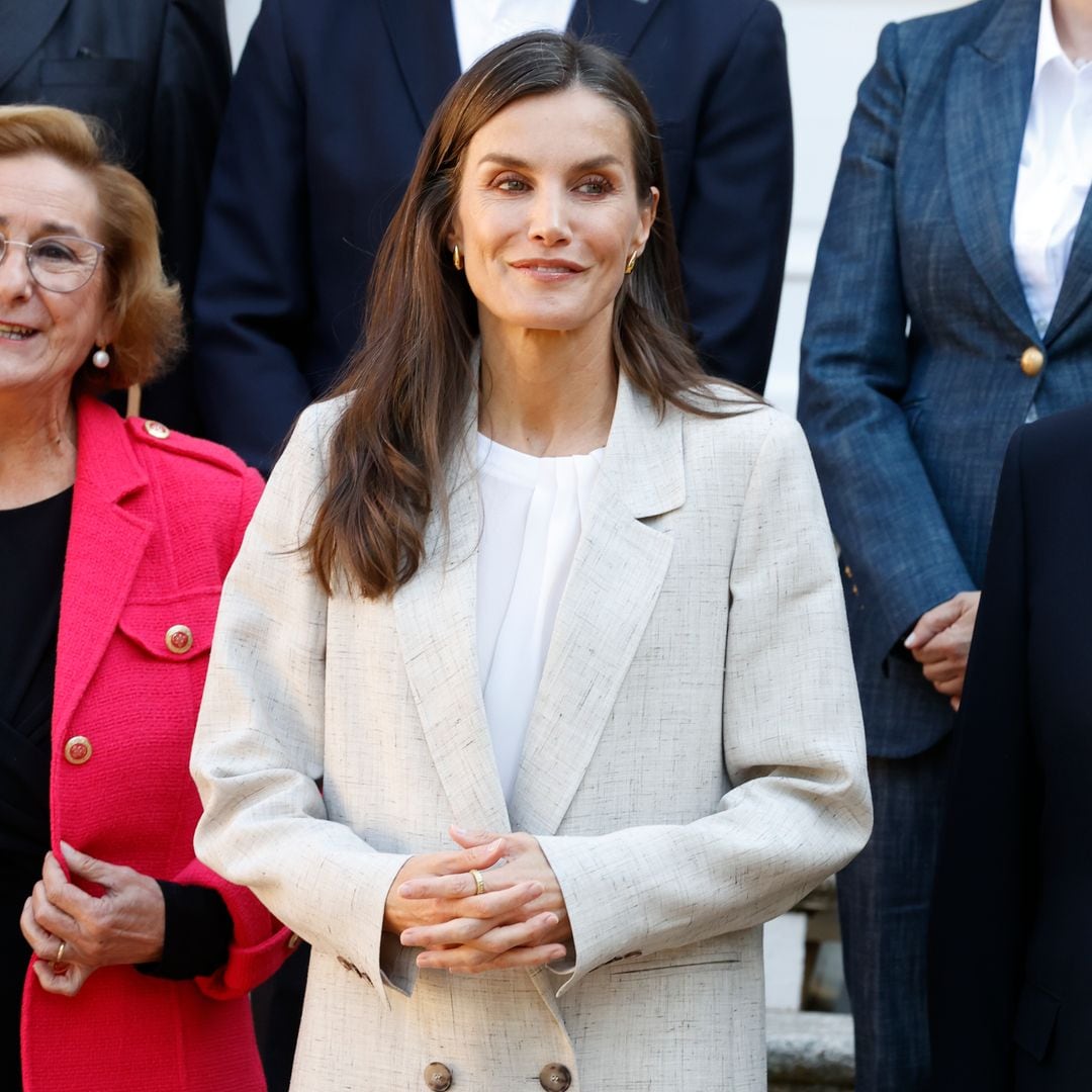 El traje de lino de la reina Letizia es perfecto para ser la invitada mejor vestida en un bautizo o comunión esta temporada