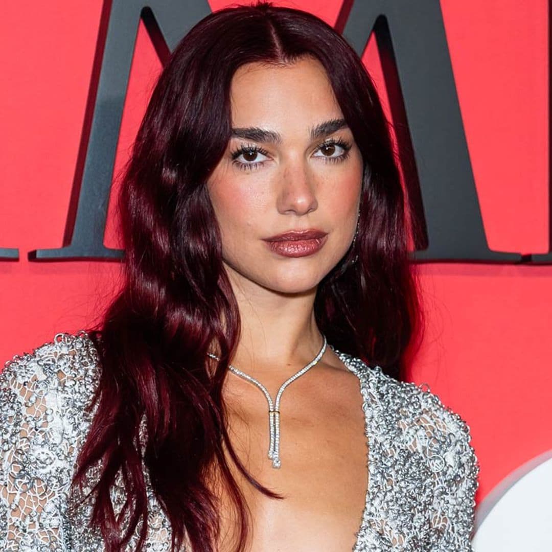 Dua Lipa se copia a sí misma con un vestidazo escotado de encaje y anillas de aluminio