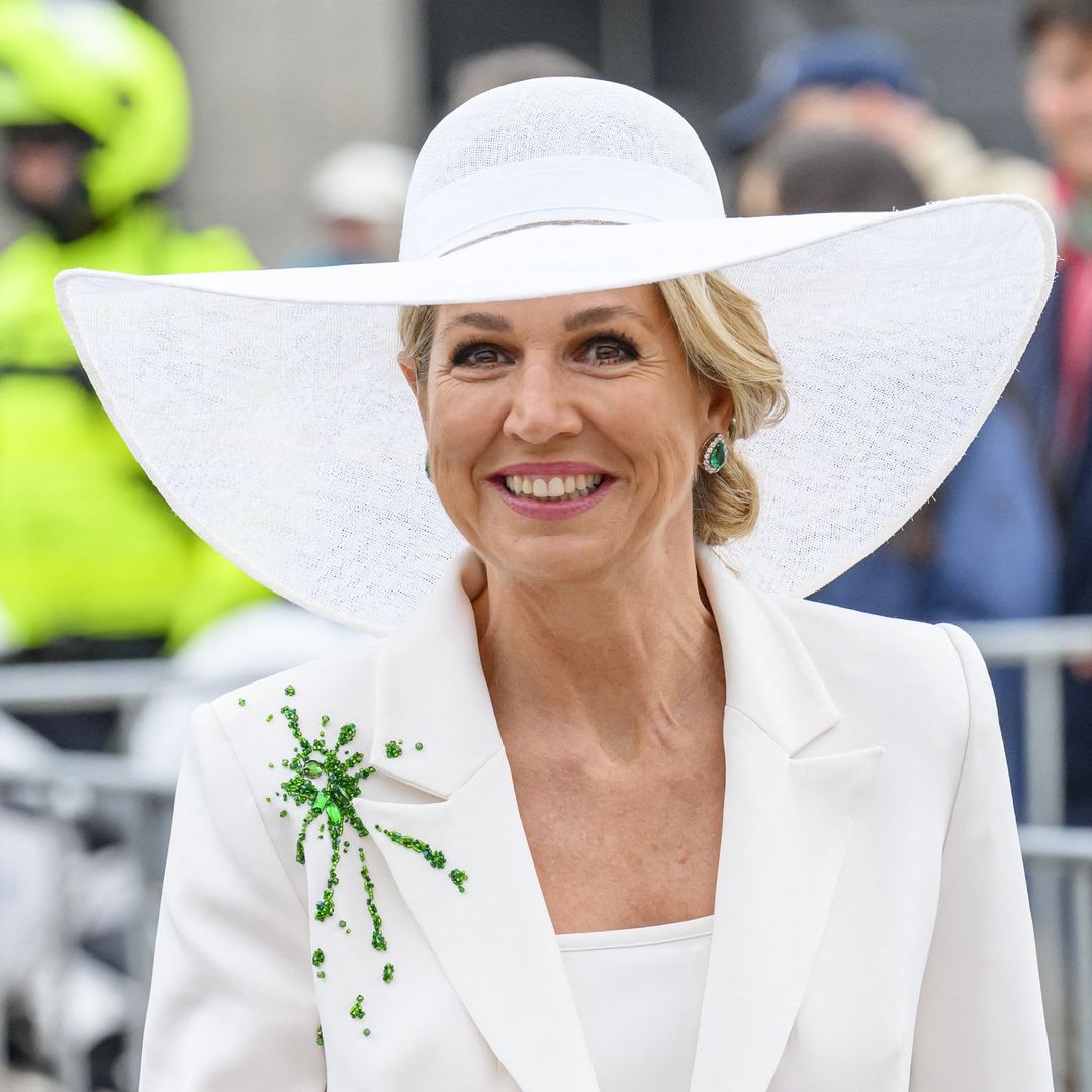 Máxima de Holanda, impactante con gran pamela, recicla su innovador traje blanco de inspiración nupcial con 'mancha' de cristales verdes
