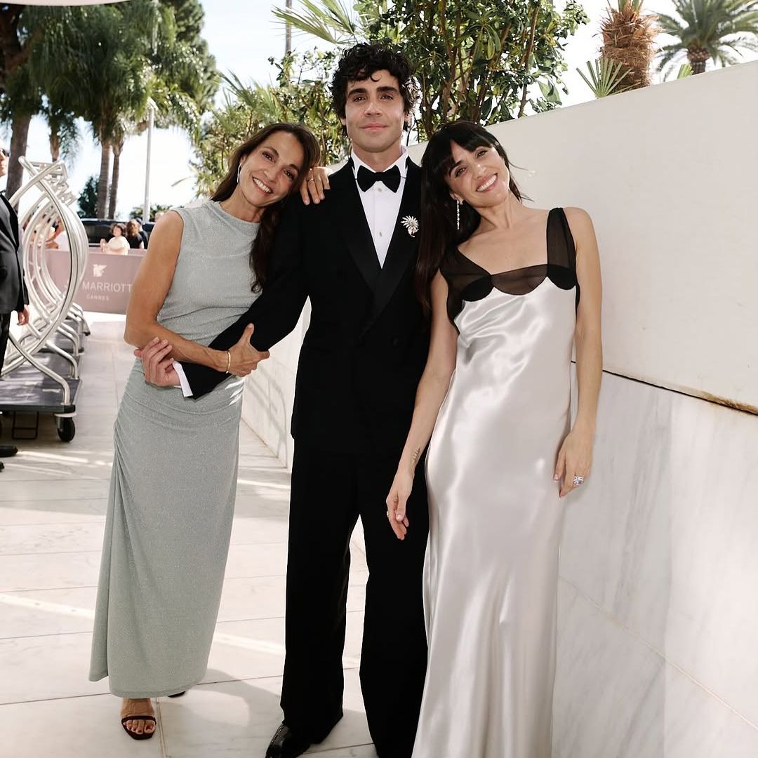 Macarena García celebra el éxito de Los Javis y comparte imágenes inéditas con sus padres en Cannes: "Vaya días preciosos. Orgullo infinito"