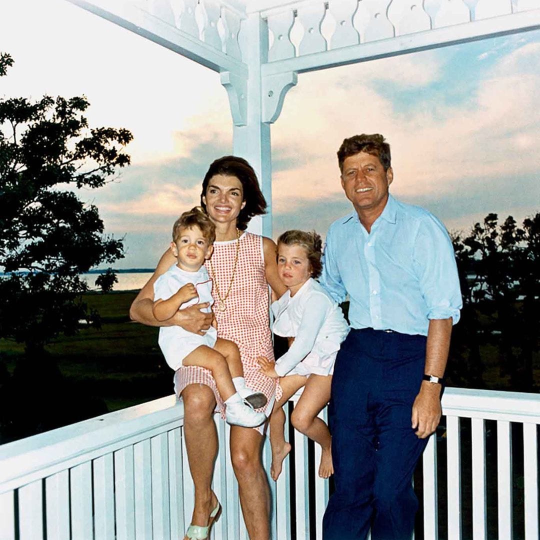 HOLA+ 4174 JOHN JOHN KENNEDY AND CAROLYN BESSETTE