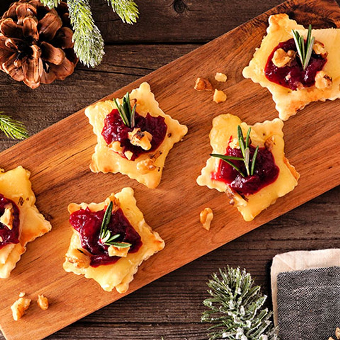 Estrellas de hojaldre con queso brie, arándanos y nueces