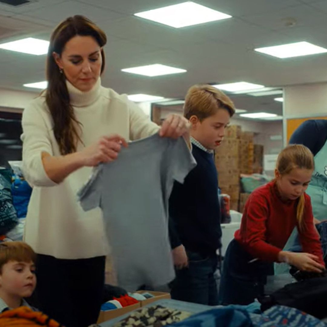 George, Charlotte y Louis de Gales, voluntarios por un día, preparan regalos para los niños más vulnerables