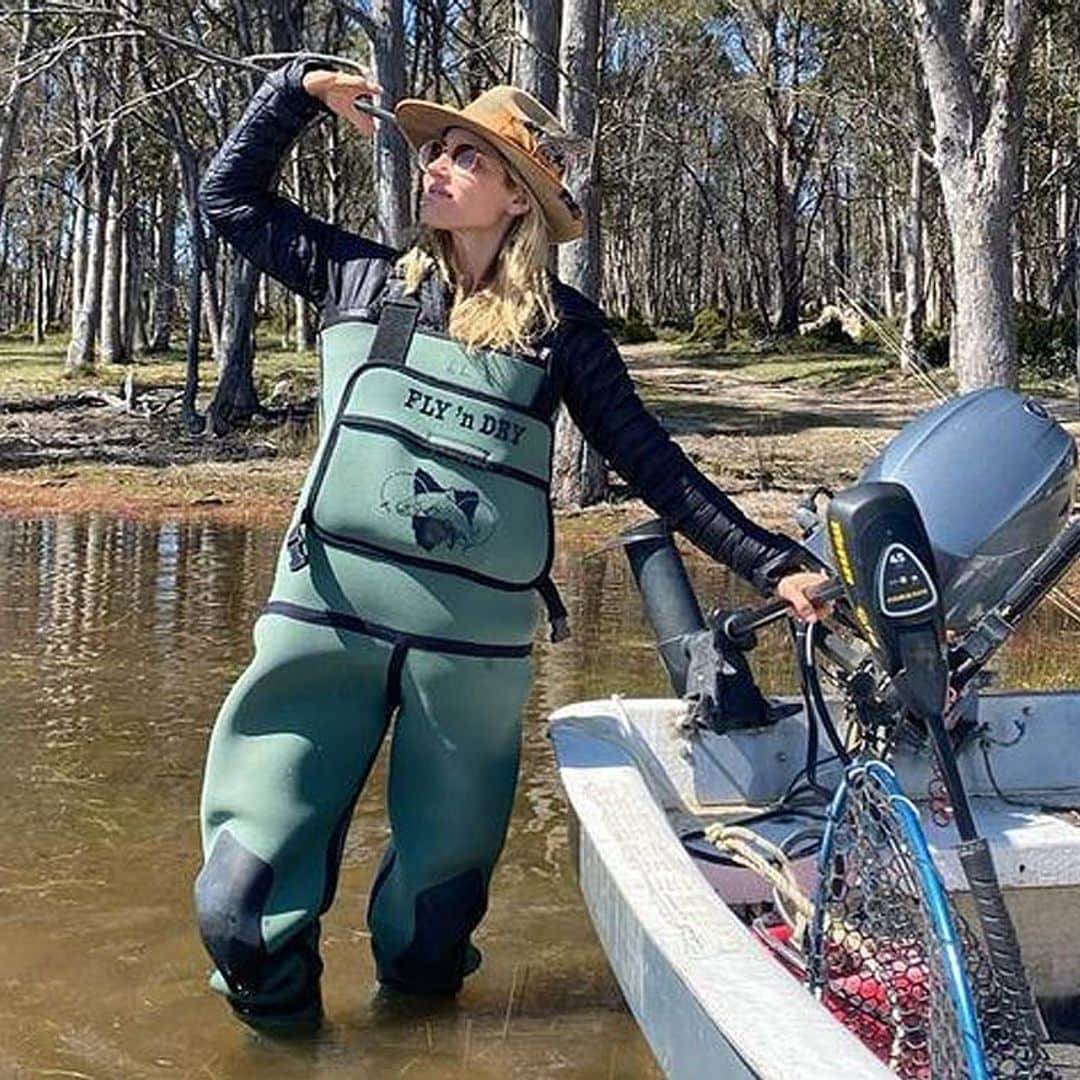 Aventuras con sus hijos y bromas de su 'look', Elsa Pataky se atreve ¡con los pantalones de pescar!