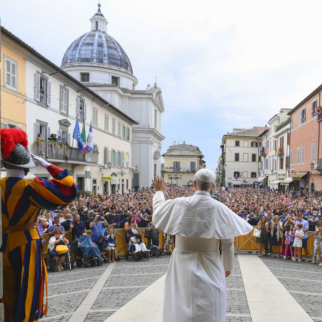 Papa León XIV saluda a las puertas del Palacio Pontificio de Castelgandolfo, Italia