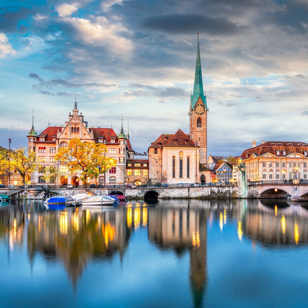 Zúrich se asoma al río Limago, Suiza