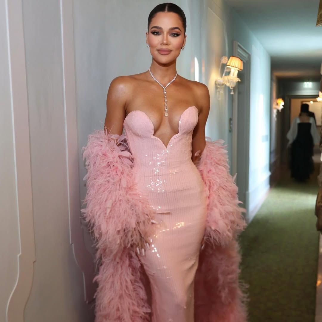 De la capa de plumas rosa de Khloé Kardashian al vestido vintage su hermana Kim: los mejores looks de las invitadas a la boda de Jeff Bezos y Lauren Sánchez