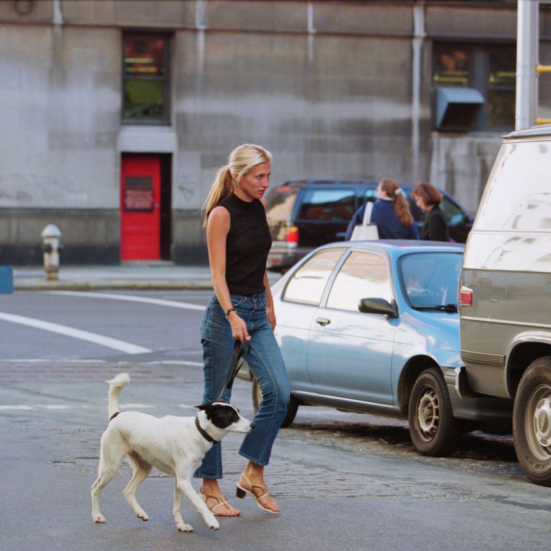 Carolyn paseando con su perro por la ciudad.