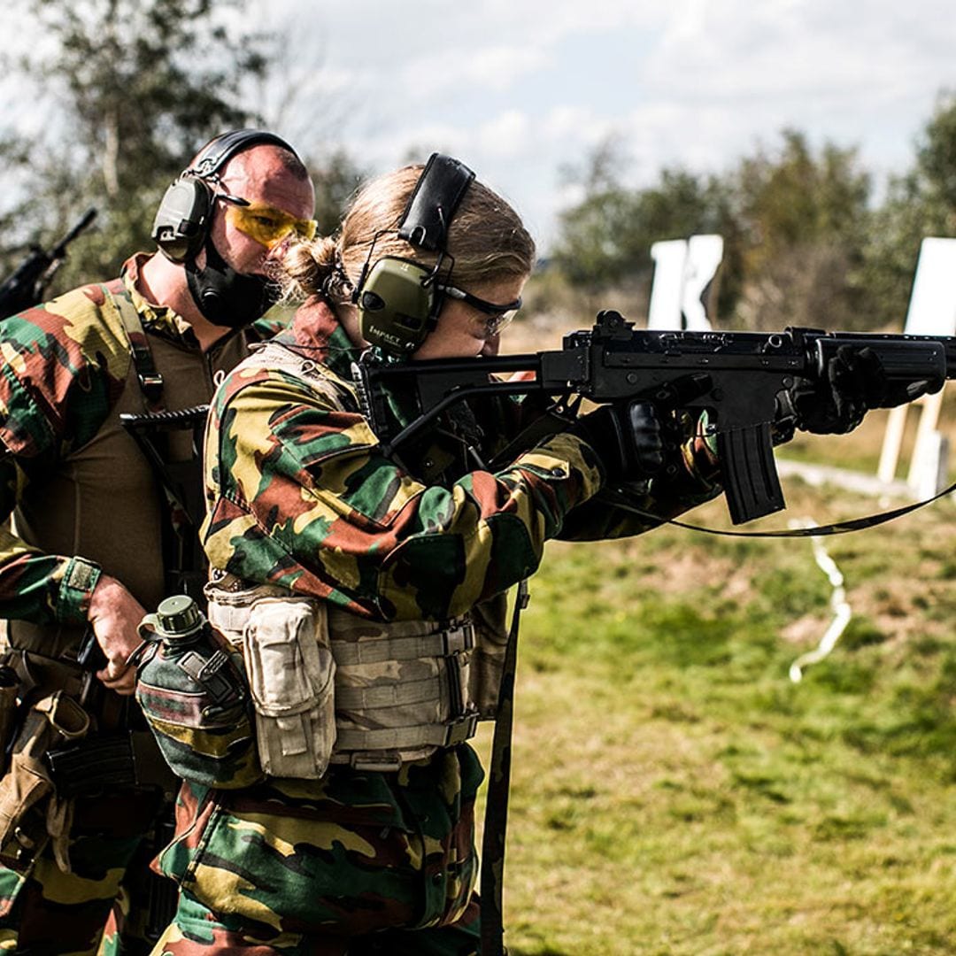Con traje de camuflaje y practicando tiro: Elisabeth de Bélgica ya ha comenzado sus entrenamientos militares