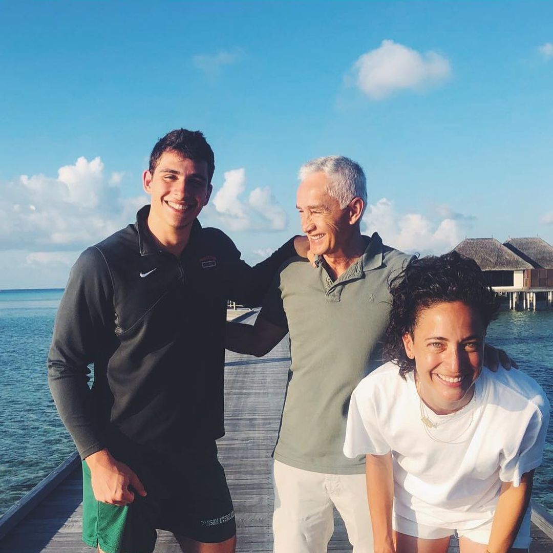 Jorge Ramos y sus hijos.