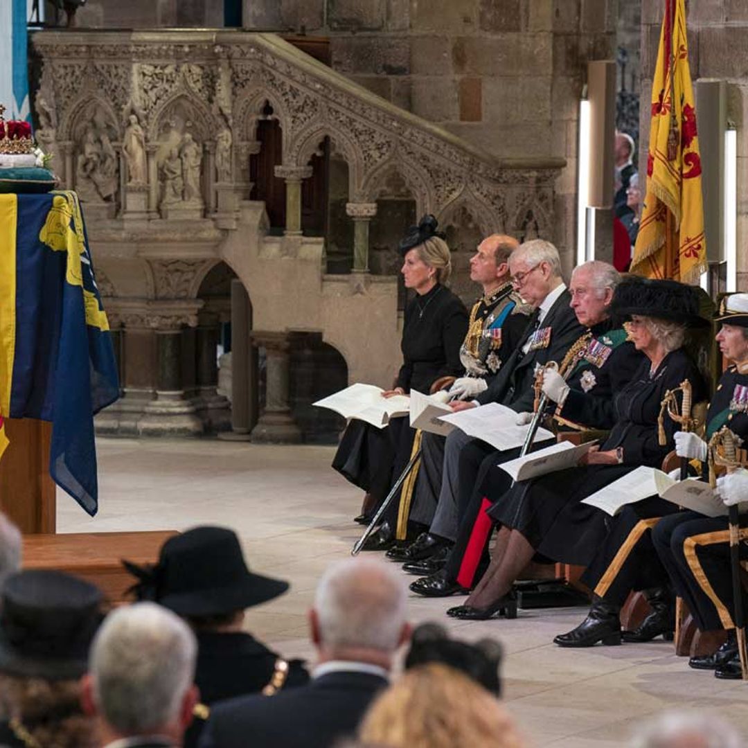 Carlos III, acompañado de Camilla, sus hermanos y sus cuñados asiste a la despedida de Isabel II en Escocia
