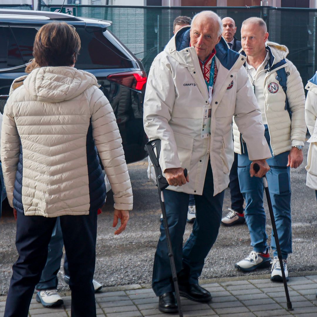 Harald y Sonia de Noruega llegando al estadio de patinaje de Milán durante la segunda jornada de los JJOO Milano Cortina 2026