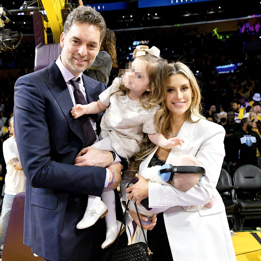 Pau Gasol junto a Elisabet Gianna Gasol y sus pequeños en una entrañable fotografía