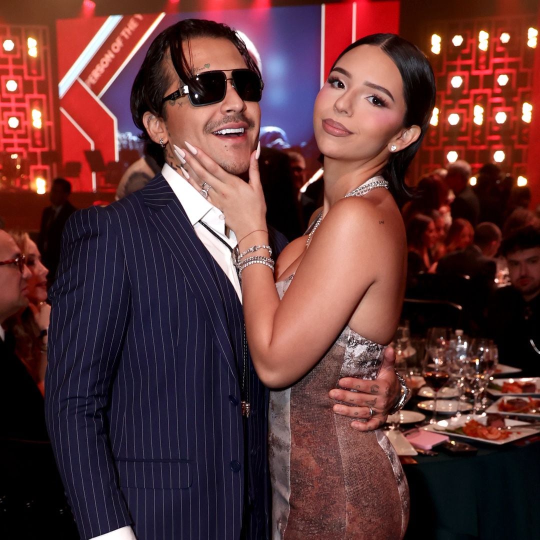 Ángela Aguilar y Christian Nodal, entre adornos y pijamas, muestran que ya están listos para Navidad