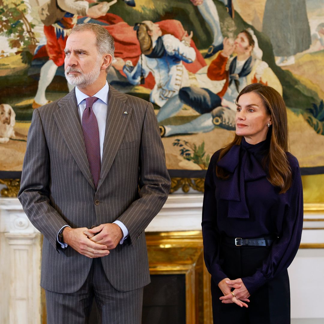 La reina Letizia cambia el traje por el conjunto años 70 más elegante en Aranjuez