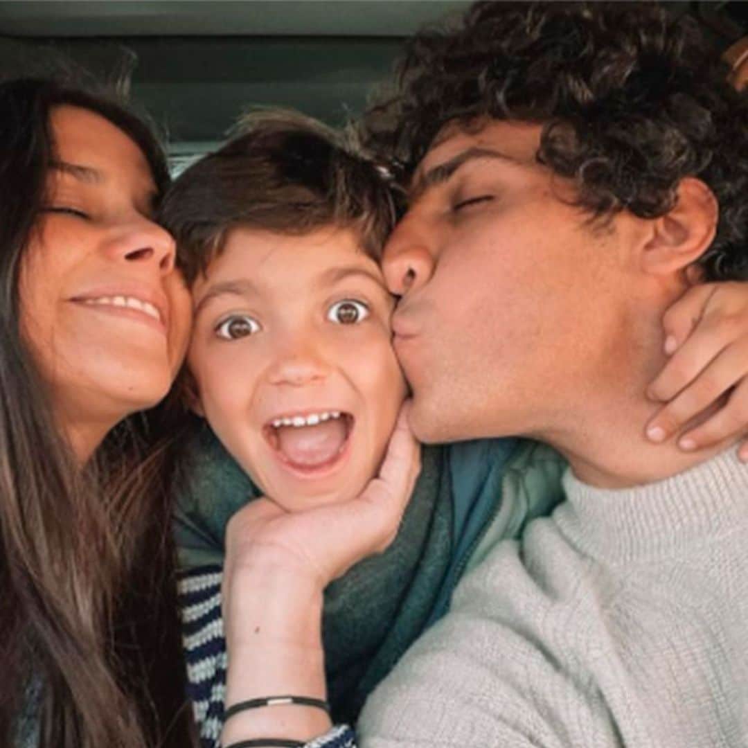 La alegría del hijo de María García de Jaime y Tomás Páramo con la llegada de su hermanita... ¡y su regalo!