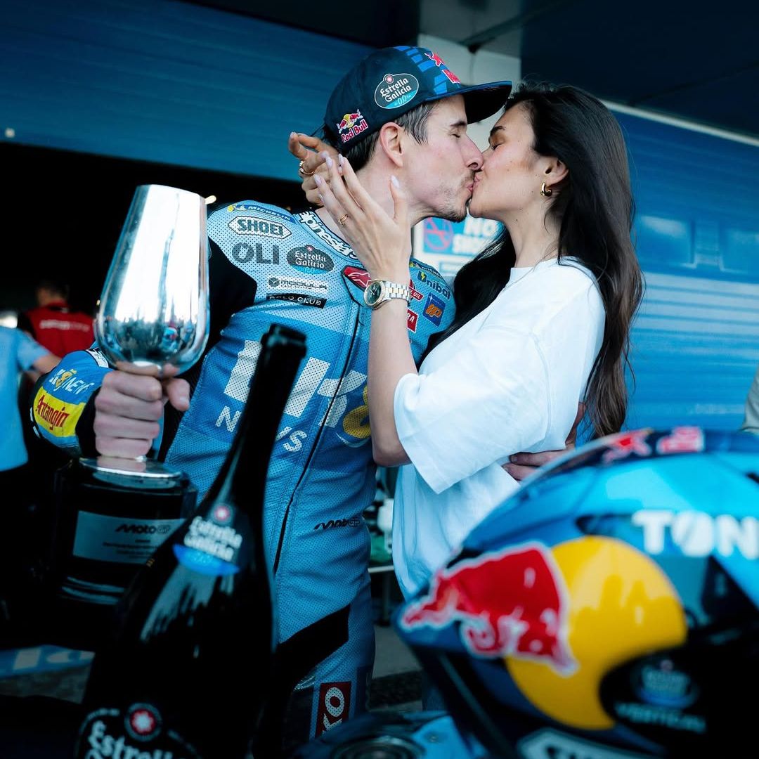 Álex, el hermano del piloto Marc Márquez, triunfa en Jerez y lo celebra así con su novia
