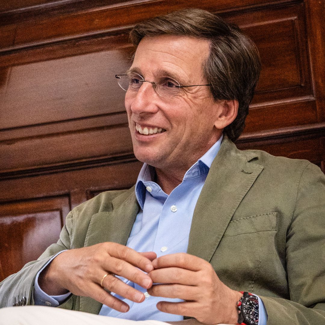 El presidente de la comunidad de Madrid, José Luis Martínez-Almeida, en plena entrevista junto a HOLA