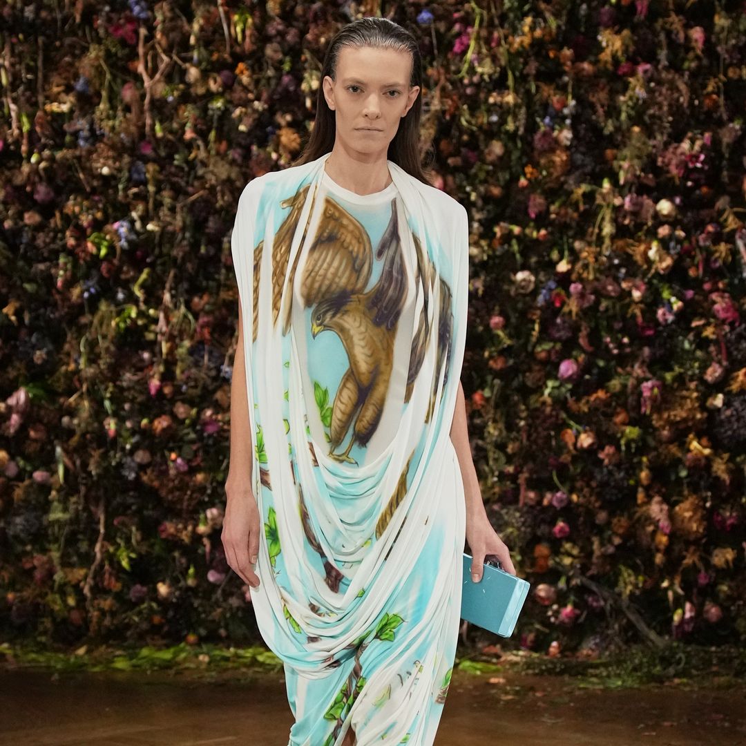Entre miles de flores marchitas, Maison Margiela desafía los códigos tradicionales de la moda parisina